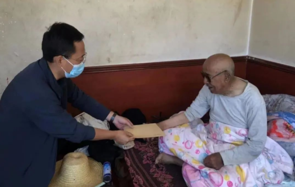 开云网页版登录入口-开云(中国)
赴帮扶村对接工作并慰问困难党员(图2) 开云网页版登录入口-开云(中国)
赴帮扶村对接工作并慰问困难党员(图2)